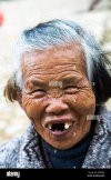 de-mauvaises-dents-mais-heureux-une-vieille-femme-dans-la-province-de-fujian-chine-ddbpem.jpg