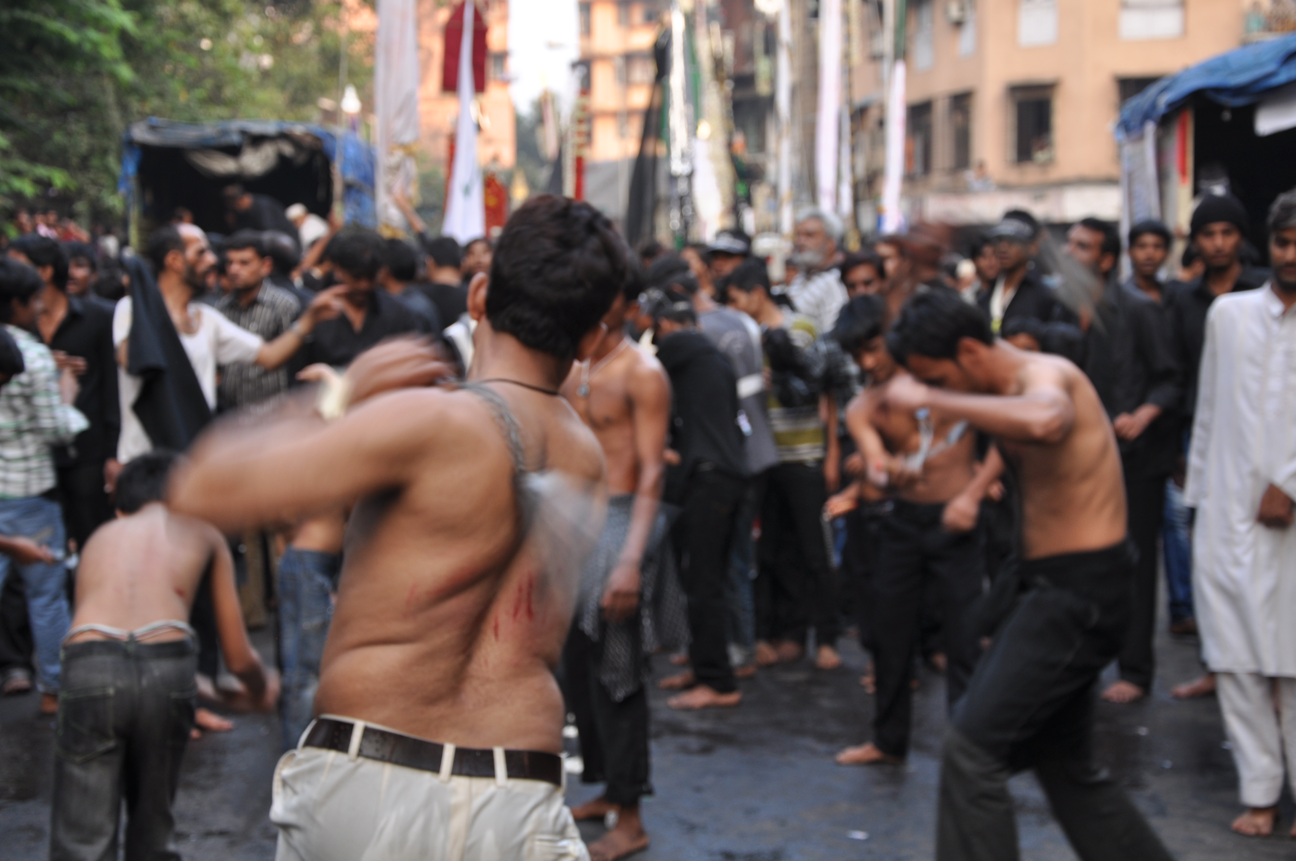 en-action-auto-flagellation-ashura-2-bombay.jpg